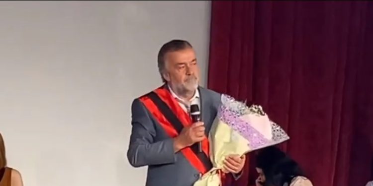 Betohet kryetari i ri i Bashkisë Finiq: Kjo është hera e parë që më shihni me kravatë