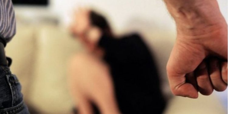 “Çmendet” 33-vjeçari, rreh bashkëshorten dhe thyen xhamat e banesës së vjehrrës