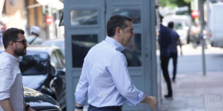 Alexi Tsipras jep dorëheqje si kreu i SYRIZA