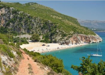 Destinacionet më të mira për të udhëtuar vetëm, mes tyre edhe Shqipëria