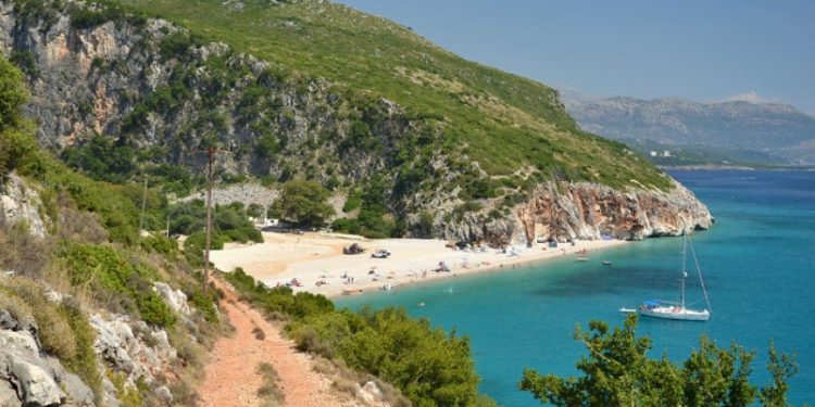 Destinacionet më të mira për të udhëtuar vetëm, mes tyre edhe Shqipëria