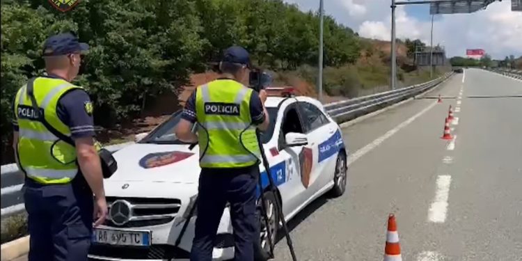 Policia Rrugore bën “namin”, pezullohen 155 patenta brenda 48 orëve dhe vendosen mijëra gjoba (VIDEO)