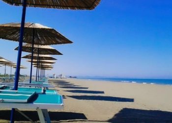 Rikthehen sherret për shezlongët në Shqipëri, tre të rinj dhunojnë 64-vjeçarin