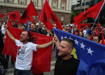Protestë për Kosovën poshtë zyrës së Ramës: Mbështet pa kushte Albin Kurtin (FOTO)