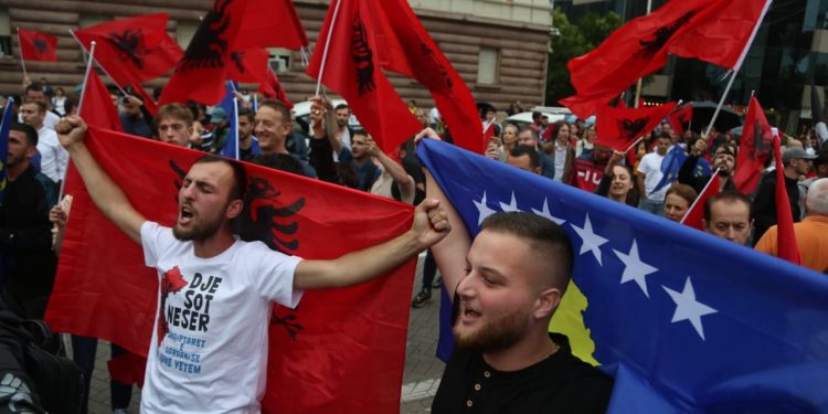 Protestë për Kosovën poshtë zyrës së Ramës: Mbështet pa kushte Albin Kurtin (FOTO)