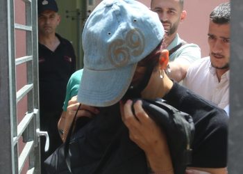 Me numrin 69 në kapele, momenti kur Alma del nga gjykata (FOTO)