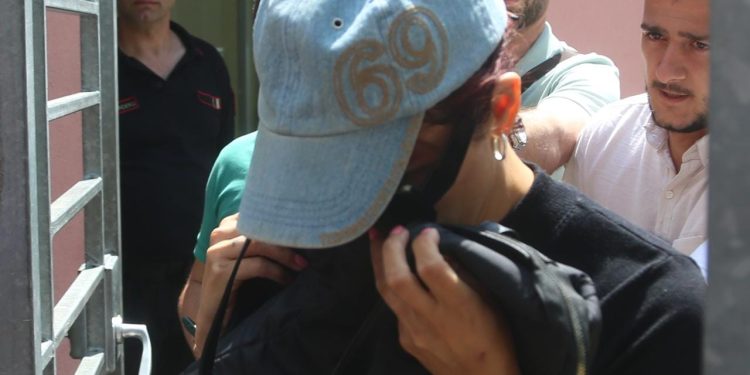 Me numrin 69 në kapele, momenti kur Alma del nga gjykata (FOTO)