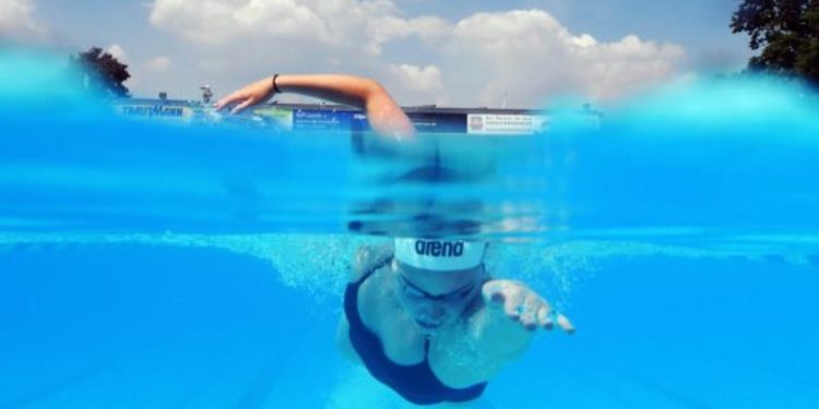 Infermierja shqiptare bëhet “heroinë” në Zvicër, shpëton 4-vjeçarin që ishte mbytur në pishinë