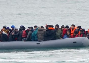 Britanikët ankohen për shqiptarët: Shpenzojmë mbi 5.5 milionë paund për t’i akomoduar për 72 orë