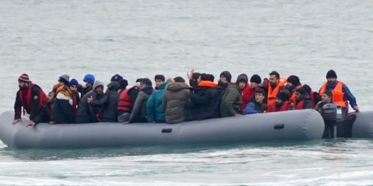 Britanikët ankohen për shqiptarët: Shpenzojmë mbi 5.5 milionë paund për t’i akomoduar për 72 orë