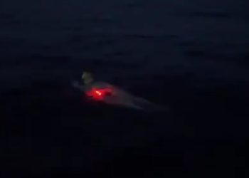 14 orë në det, shqiptarja Eva Buzo vazhdon notin nga Otranto drejt Vlorës (VIDEO)