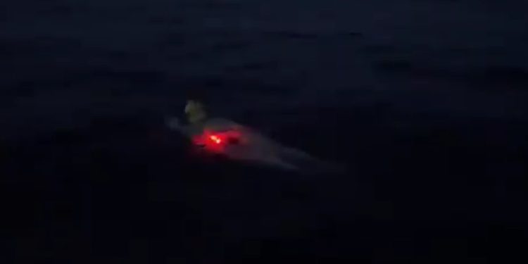 14 orë në det, shqiptarja Eva Buzo vazhdon notin nga Otranto drejt Vlorës (VIDEO)