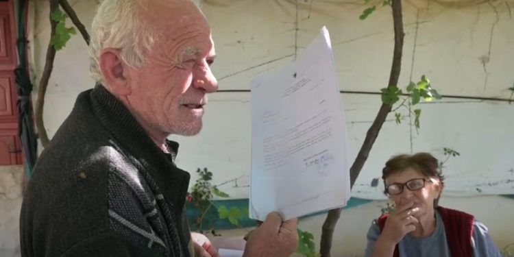 Çifti i moshuar në Sarandë denoncon grabitjen e pronës: Po na rrahin! (VIDEO)