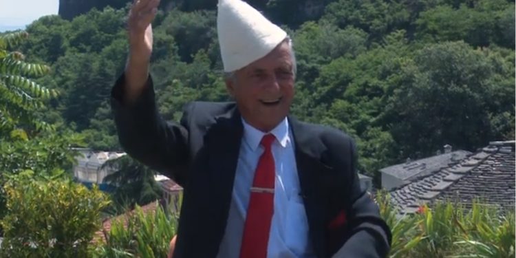 I ka kënduar Enver Hoxhës dhe Edi Ramës, rrëfehet Goliku i Tepelenës: Pengu im është se kush do ta mbajë këngën labe kur të ikim ne? (VIDEO)