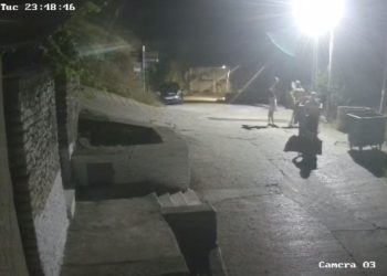 Policia ndalon “trimat” e Gjirokastrës, përmbysën dhe zhvendosën kazanët e plehrave natën si kaçakë (VIDEO)