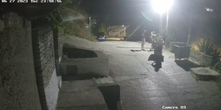 Policia ndalon “trimat” e Gjirokastrës, përmbysën dhe zhvendosën kazanët e plehrave natën si kaçakë (VIDEO)