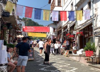 Atmosferë e veçantë në Gjirokastër, 1200 artistë performojnë në Festivalin Folklorik (VIDEO)