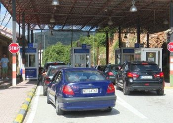 Ish-gruaja merr vajzën pa dijeninë e të atit në Greqi, polici kufitar thotë se nuk e pa nga fluksi dhe e kaloi