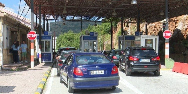 Ish-gruaja merr vajzën pa dijeninë e të atit në Greqi, polici kufitar thotë se nuk e pa nga fluksi dhe e kaloi