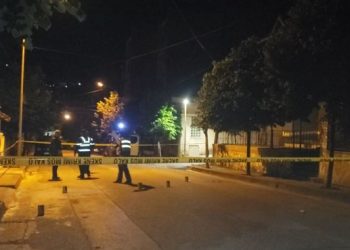 E rëndë/ I riu i plagosur me armë lufton me vdekjen në spital, babai bën thirrje për ndihmë, autorët në gjendje të lirë