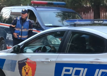 45-vjeçari i merr makinën ish-partneres dhe shkon ia shet