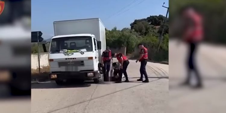 Transportonte me kamionçinë 33 klandestinë, arrestohet i riu në Sarandë