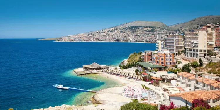 Kulmi i sezonit turistik, një pjesë e Sarandës pa energji elektrike, ja shkaku