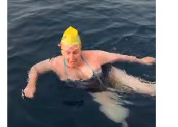 Nga Italia me not në Vlorë, Eva Buzo vijon udhëtimin për të prekur tokën e të parëve të saj (VIDEO)