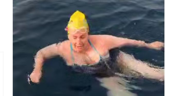 Nga Italia me not në Vlorë, Eva Buzo vijon udhëtimin për të prekur tokën e të parëve të saj (VIDEO)