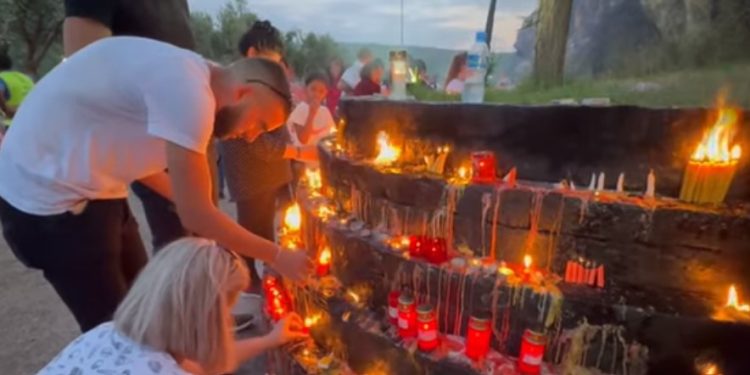 E marta e shenjtë për festën e “Shna Ndout”. Pelegrinët qëndruan deri në mëngjes pranë kishës në Laç (VIDEO)