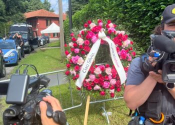 “Ciao Silvio”, pak para funeralit, shtëpia e eskortave dërgon kurorë në nder të Berlusconit