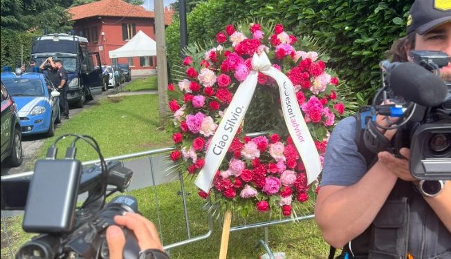 “Ciao Silvio”, pak para funeralit, shtëpia e eskortave dërgon kurorë në nder të Berlusconit