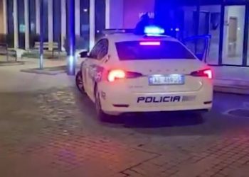 Histori shokuese/ 25-vjeçari hyn për grabitje në shtëpinë e fqinjit, i përdhunon dhe të dashurën