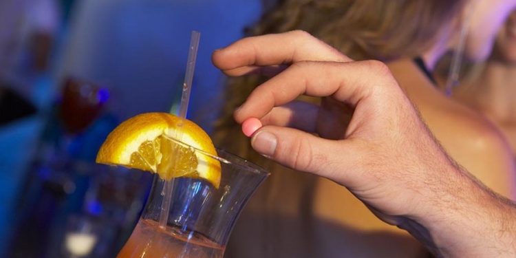 I hodhën substancë në pije dhe e përdhunuan, dy shqiptarë të arrestuar në Itali