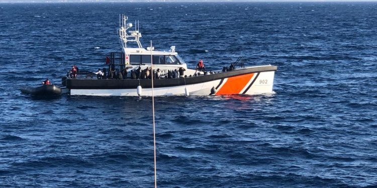 Anija shqiptare “Butrinti” shpëton 55 emigrantë në detin Egje