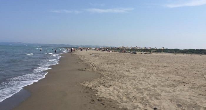 Tragjedi në bregdetin shqiptar, mbytet në det babai me dy djemtë