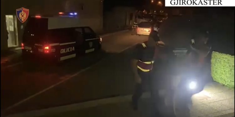 500 euro për person, dy operacione në Gjirokastër kundër trafikut të klandestinëve