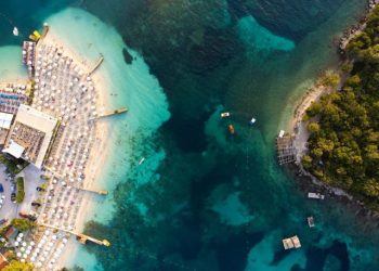 Nga Thethi në Gjirokastër e Ksamil, revista franceze shkruan për Shqipërinë: Perla e panjohur e Ballkanit