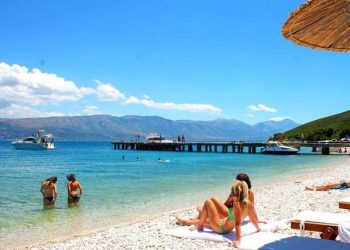 Mediat britanike shokohen nga çmimet ne Greqi, gazetari nga Kosova nxjerr faturën nga Vlora: Më lirë, as në Podujevë nuk gjen