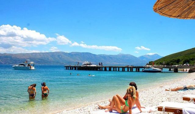 Mediat britanike shokohen nga çmimet ne Greqi, gazetari nga Kosova nxjerr faturën nga Vlora: Më lirë, as në Podujevë nuk gjen