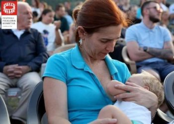 Në Festivalin e Gjirokastrës, drejtoresha e Operas ushqen me gji në publik të birin!