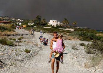 Situatë apokaliptike në Rodos, evakuohen rreth 19 mijë persona (VIDEO)
