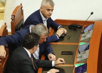 Marrin deri në 5 milionë lekë në muaj, njihuni me deputetët “parazitë” (Lista)