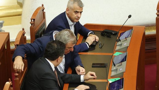Marrin deri në 5 milionë lekë në muaj, njihuni me deputetët “parazitë” (Lista)