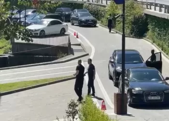 Makina e truproja te resorti në Tepelenë, mbërrin Rama dhe ministrat (FOTO)