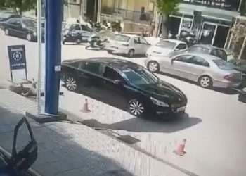 E rëndë/ Momenti kur autori qëllon për vdekje shqiptarin në Selanik (VIDEO)