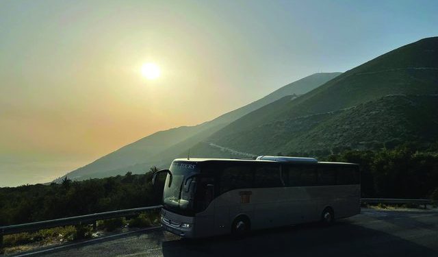 Nga Gjirokastra në Berat, turistët “humbin” nëpër Shqipëri; Pse është kaq e vështirë të bëhen platformat e hartave të transportit publik?!