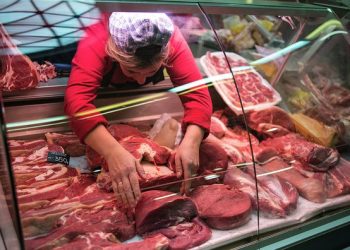 1 në 3 persona në Shqipëri nuk e përballon një vakt me mish