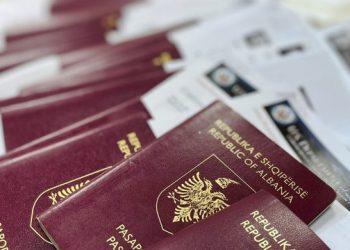 721 shqiptarë hoqën dorë nga nënshtetësia – Dominon grupmosha e re