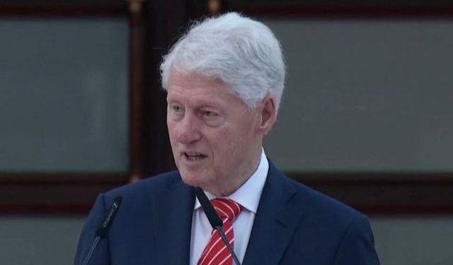 “Falë teje, familja ime është gjallë”, Clinton tregon momentin emocionues me kamerierin shqiptar në SHBA: Mu ul në gjunjë dhe...